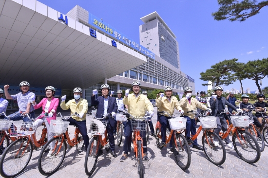 이용섭 광주광역시장이 1일 오후 '자전거 타기 안전도시 조성'을 위한 방안 모색을 위해 시청에서 상무역까지 1.5km 구간을 직접 자전거를 타고 출발하기 앞서 서대석 서구청장, 시의원, 시민 등과 기념촬영을 하고 있다./사진=광주광역시