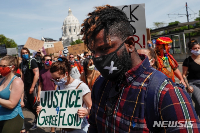 5월 31일(현지시간) 미 미네소타주 미니애폴리스의 미네소타주 의사당 앞에서 플로이드의 죽음에 항의하는 시위대가 행진하고 있다. 지난달 25일 미니애폴리스 경찰관의 과잉 진압으로 숨진 흑인 남성 조지 플로이드의 죽음을 두고 미국 곳곳에서 시위가 벌어지고 있다.