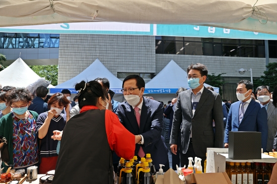 송귀근 고흥군수가 지난 29일 서울 노원구에서 열린“청정 고흥 농‧수특산물 직거래 장터”를 방문해 고흥 16개 업체 및 농가 농민들을 격려했다/사진=고흥군