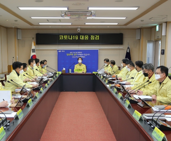 신안군은 고강도 사회적 거리두기 운동과 지역적 특성상 고령자가 많다는 점을 감안해 14개 읍·면사무소에서 마을별로 담당공무원과 이장이 방문해 신청 접수를 돕는‘찾아가는 방문 신청 및 상품권 지급’을 실시했다.코로나19 대응 점검/사진=신안군