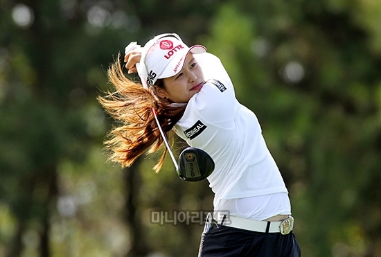 최혜진(롯데)이 드라이버샷을 날리고 있다. 멀리건은 아마추어끼리 벌타없이 티샷을 한 번 더 치는 것을 말하는데 골프규칙에는 없는 용어이다.