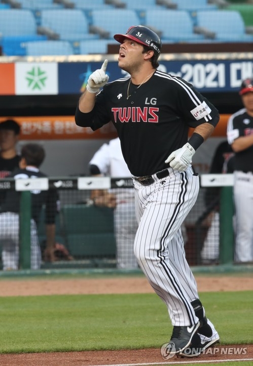 LG의 라모스는 KBO 리그에 데뷔한 외국인타자로 인상적인 시즌을 시작했다. 생애 첫 끝내기 만루홈런을 터뜨리는 등 23게임에서 10개 홈런에다 평균 비거리가 120m를 훌쩍 넘기면서 벌써 괴물타자라는 별명을 얻었다.