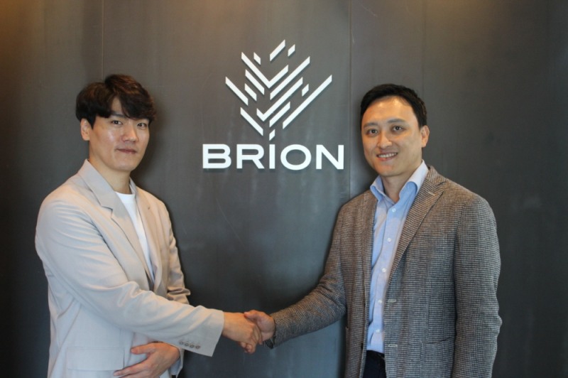 브리온 블레이드의 단장으로 취임한 박정석(왼쪽).