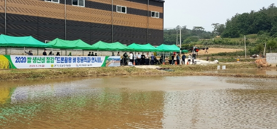 드론활용 벼 직파재배 확대 시연회/사진=무안군