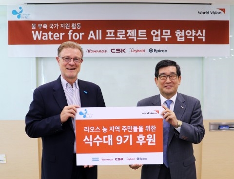 왼쪽부터 아트라스콥코 코리아 에릭 랑만스 사장과 월드비전 양호승 회장이 업무 협약식에서 기념 촬영을 하고 있다