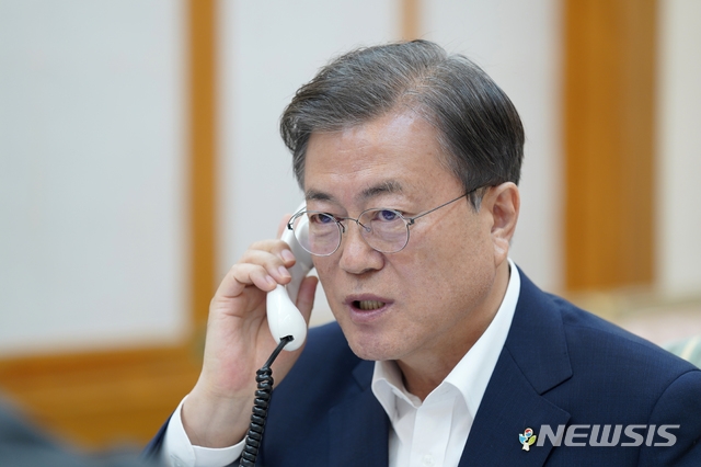 문재인 대통령이 1일 청와대 관저에서 도널드 트럼프 미국 대통령과 통화하고 있다. (사진=청와대 제공)