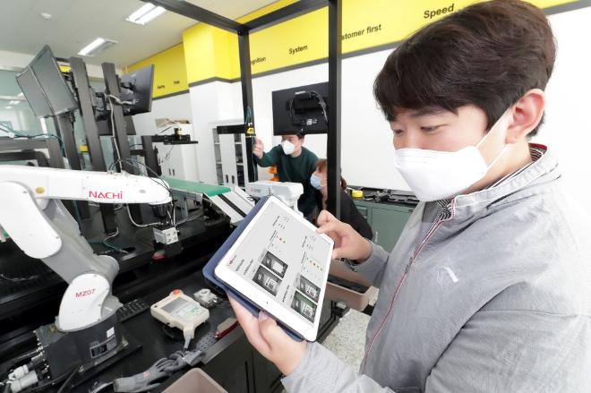 (사진=KT) 경기도 수원 코그넥스코리아 연구소에서 KT와 코그넥스 직원들이 ‘KT 5G 스마트팩토리 머신비전’ 솔루션을 점검하고 있다.