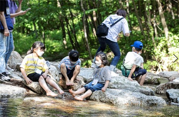 (사진=현대차 정몽구 재단) 영주 산림치유원에서 보호대상아동들이 ‘온드림 숲 속 힐링교실’ 프로그램에 참여하고 있다