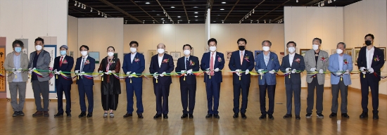 지난 1일부터 4일까지 경남 사천시 문화예술회관에서 열리는 ‘제3회 남해안남중권 문화예술제’에서 남중권협의회 권오봉 회장(여수시장)과 송도근 사천시장 등 주요 내빈들이 전시관 테이프커팅을 하고 있다./사진=여수시