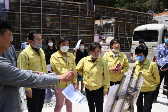광주광역시의회 환경복지위원회는 2일 일곡 제3근린공원,일곡청소년문화의집 공사현장,우치공원을 방문하여 현안 사업 추진 상황을 점검하고 관계자들을 격려했다./사진=광주시의회