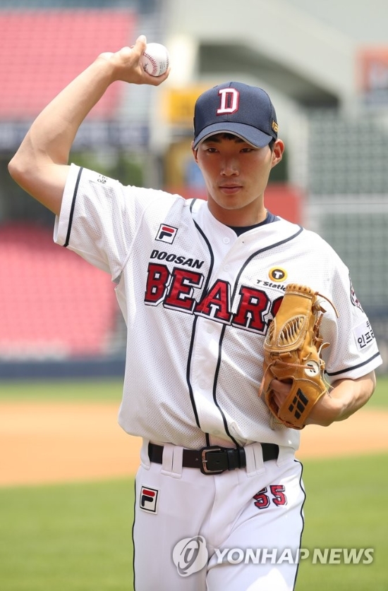 포즈 취하는 투수 이승진.