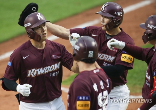 홈런 포함 혼자서 4타점을 기록한 키움 김웅빈.
