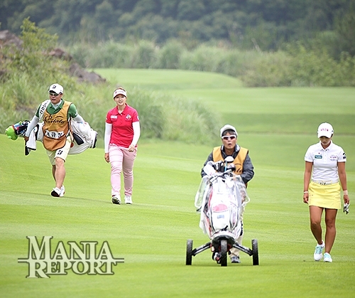 4일부터 제주도 롯데 스카이힐CC에서 개막하는 KLPGA 투어 제10회 롯데 칸타타 여자오픈은 여러 개의 도그래그홀이 프로골퍼들의 도전을 기다리고 있다. 수년전 롯데 칸타타 대회에서 선수들이 도그래그홀을 지나고 있다.