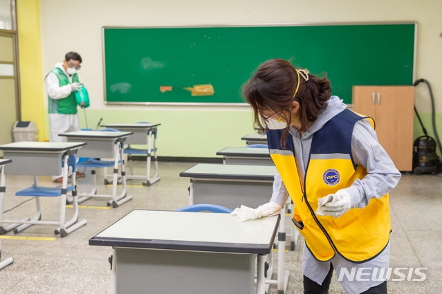 양천구 학부모와 마을사랑방역봉사단 등으로 구성된 ‘방역 어벤저스’가 3차 등교 개학을 하루 앞둔 2일 오후 서울 양천구 양서중학교 교실에서 방역 소독하고 있다.