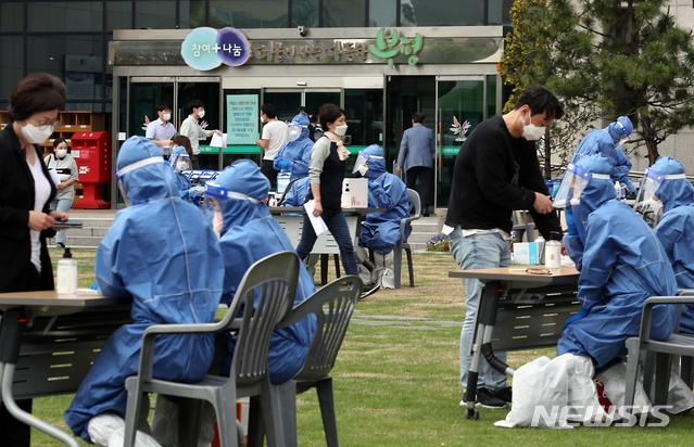 인천시 부평구청에서 신종 코로나바이러스 감염증(코로나19) 확진자가 발생한 2일 오후 부평구청 광장에 설치된 임시 선별진료소에서 공무원들이 '워크스루’ 방식으로 검사를 받고 있다.