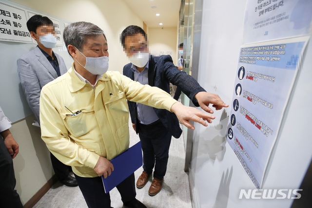 박백범 교육부 차관이 서울 강남구 학원 밀집지역 특별점검을 위해 2일 오후 강남구의 한 학원을 방문해 안내문 내용을 확인하고 있다.