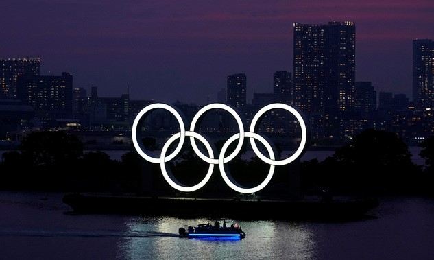 지난 3일 밤 일본 도쿄 오다이바 해양공원에 설치된 올림픽 오륜 조형물이 빛나고 있다.