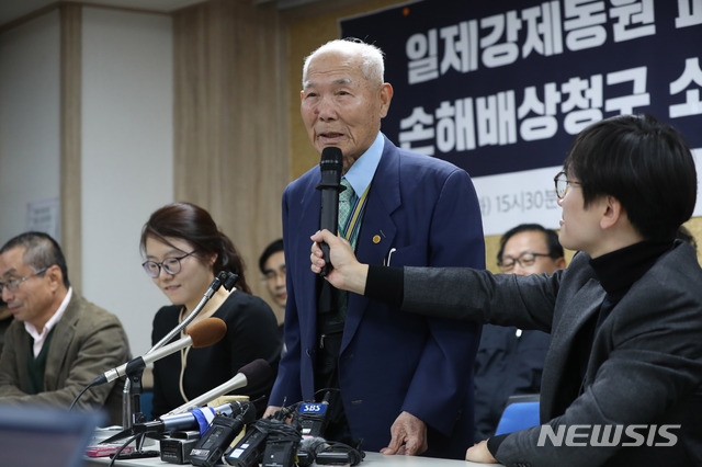 대법원이 강제징용 피해자에게 일본기업이 1억원을 배상하라고 판결을 내린 지난 2018년 10월30일 오후 서울 서초구 민주사회를위한변호사모임(민변)에서 강제징용 피해자 이춘식 씨가 승소 후 소감을 말하고 있다.