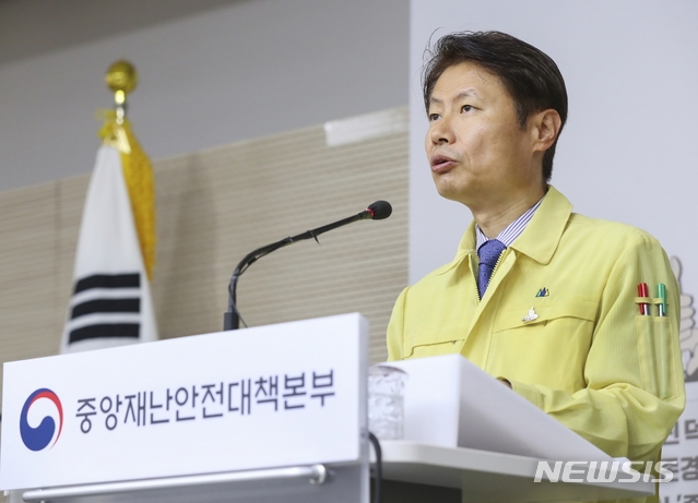 김강립 보건복지부 차관 겸 중앙재난안전대책본부 1총괄조정관이 지난달 28일 오전 11시 정부세종청사에서 열린 신종 코로나 바이러스 감염증(코로나1)9 정례브리핑에서 발언하고 있다.