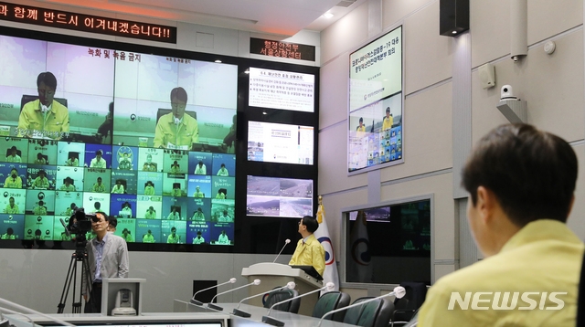 김강립 중앙재난안전대책본부 1총괄조정관(보건복지부 차관)이 4일 오전 서울 종로구 정부서울청사에서 열린 코로나19 중앙재난안전대책본부 회의에 참석해 발언하고 있다.