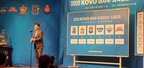 라자레바를 호명하는 김우재 감독(서울=연합뉴스) 김우재 IBK기업은행 감독이 4일 서울시 강남구 청담동 리베라 호텔에서 열린 여자프로배구 외국인 트라이아웃에서 1순위 지명권을 얻은 뒤, 안나 나자레바를 호명하고 있다.