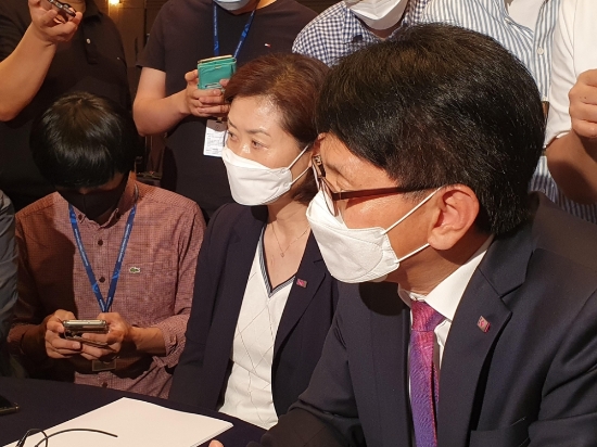 흥국생명 단장과 감독(서울=연합뉴스) 하남직 기자 = 김여일 흥국생명 단장이 4일 서울시 강남구 청담동 리베라 호텔에서 김연경 영입에 대한 취재진의 질문에 답하고 있다.