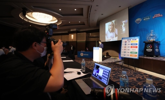 '비대면 방식' 드래프트(서울=연합뉴스) 박동주 기자 = 4일 오후 서울 강남구 리베라호텔에서 열린 2020 한국배구연맹(KOVO) 여자부 외국인 선수 드래프트. 흥국생명에 지명된 루시아 프레스코가 소감을 말하고 있다.