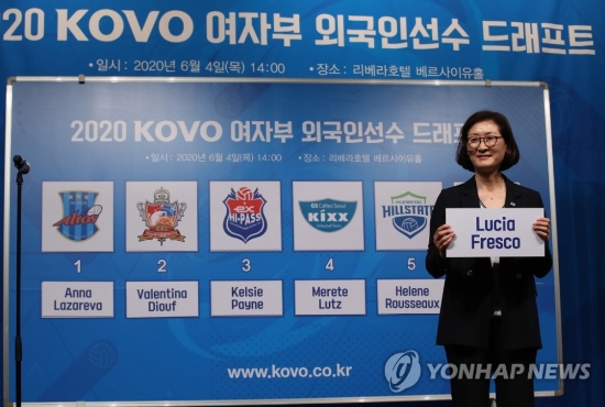 흥국생명, 루시아 프레스코 지명(서울=연합뉴스) 박동주 기자 = 4일 오후 서울 강남구 리베라호텔에서 열린 2020 한국배구연맹(KOVO) 여자부 외국인 선수 드래프트. 박미희 흥국생명 감독이 루시아 프레스코를 지명하고 있다.