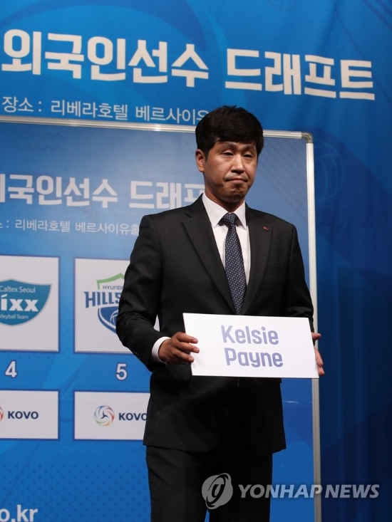한국도로공사, 켈시 페인 지명(서울=연합뉴스) 박동주 기자 = 4일 오후 서울 강남구 리베라호텔에서 열린 2020 한국배구연맹(KOVO) 여자부 외국인 선수 드래프트. 김종민 한국도로공사 감독이 켈시 페인을 지명하고 있다.