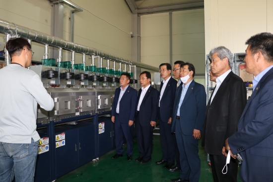 전남도의회 농수산위원회 위원들이 현장에서 업무현황을 보고받고 잇다/사진=전남도의회