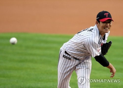 역투하는 정찬헌(서울=연합뉴스) 한종찬 기자 = 4일 오후 서울 잠실야구장에서 열린 2020 프로야구 LG 트윈스와 삼성 라이온즈의 경기. 1회말 LG 선발 정찬헌이 역투하고 있다.