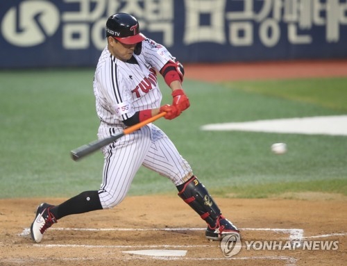 '이것이 강남스타일 적시타'(서울=연합뉴스) 한종찬 기자 = 4일 오후 서울 잠실야구장에서 열린 2020 프로야구 LG 트윈스와 삼성 라이온즈의 경기. 3회말 2사 2,3루에서 LG 유강남이 2타점 적시타를 치고 있다.