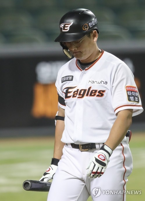 이성열 연타석 삼진(대전=연합뉴스) 김연수 기자 = 4일 오후 대전시 한화생명 이글스파크에서 열린 프로야구 키움 히어로즈 - 한화 이글스 경기. 8회 말 한화 공격, 1사후 한화 이성열이 삼진 당하고 침통한 표정을 짓고 있다.