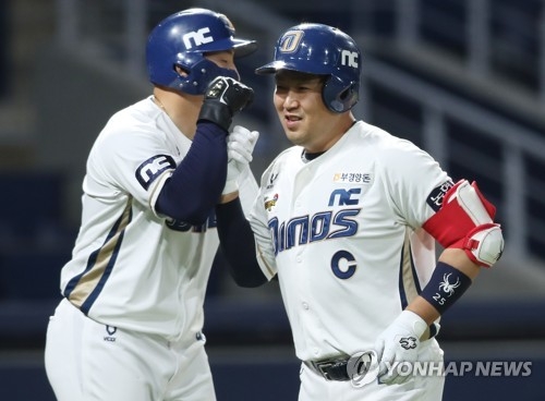 홈인하는 양의지(창원=연합뉴스) 우정식 기자 = 4일 경남 창원NC파크에서 열린 프로야구 SK 와이번스-NC 다이노스 경기에서 NC 양의지가 4회말 1사후 좌중월 만루홈런을 날리고 선행주자 나성범의 환영을 받으며 홈인하고 있다.