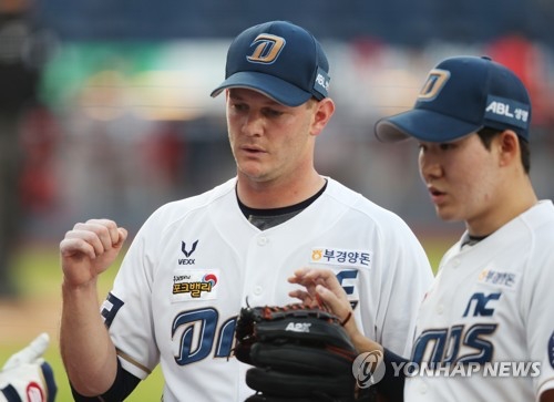 진땀 흘린 루친스키(창원=연합뉴스) 우정식 기자 = 4일 경남 창원NC파크에서 열린 프로야구 SK 와이번스-NC 다이노스 경기에서 1회초 실점 위기를 무사히 넘긴 NC 선발투수 루친스키가 더그아웃에서 동료들의 환영을 받고 있다. 오른쪽은 2루수 박민우.