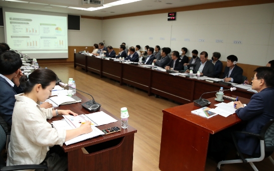 강진군은 군청 소회의실에서 광주전남연구원, 실과소장 등 30여 명이 참석한 가운데 2030 강진군 종합발전계획 수립 용역 최종보고회를 가졌다/사진=강진군
