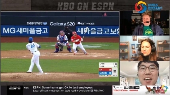  한국프로야구를 생중계하는 미국 ESPN. 스포츠캐스터와 해설가들은 자신의 집 스튜디오에서 한국 TV영상을 보면서 중계한다.