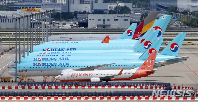 대한항공이 신종 코로나바이러스 감염증(코로나19) 사태로 중단했던 미주, 동남아, 중국 등 일부 국제선 노선의 운항을 오는 6월부터 재개한다. 사진은 지난달 19일 오후 인천국제공항 주기장에 대한항공 여객기들이 보이고 있다.