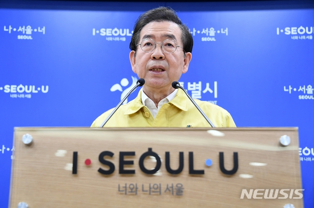 박원순 서울시장이 11일 서울 중구 서울시청에서 코로나19 관련 정례브리핑을 하고 있다.