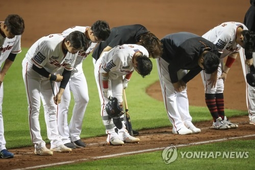 11연패에 빠진 한화 선수들이 텅빈 관중석을 향해 고개를 숙이고 있다. 과연 이들은 무엇을 생각하고 있을까?