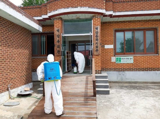 영암군 '어르신 코로나 불안 제로' 경로당 방역‧소독 실시/사진=영암군