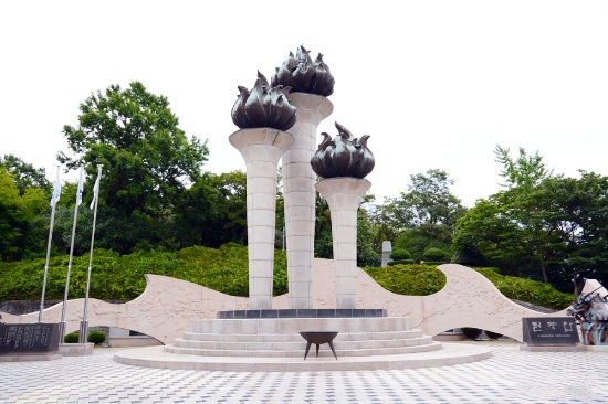 여수시 자산공원 현충탑 전경/사진=여수시