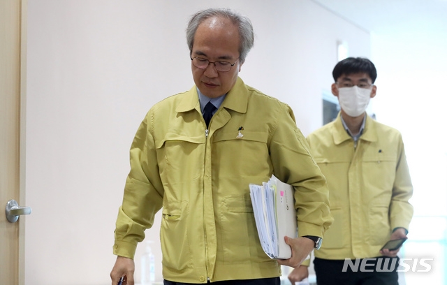 권준욱 중앙방역대책본부 부본부장이 지난 5월 28일 오후 충북 청주 질병관리본부에서 신종 코로나바이러스 감염증(코로나19) 국내 발생 현황 브리핑을 위해 이동하고 있다.