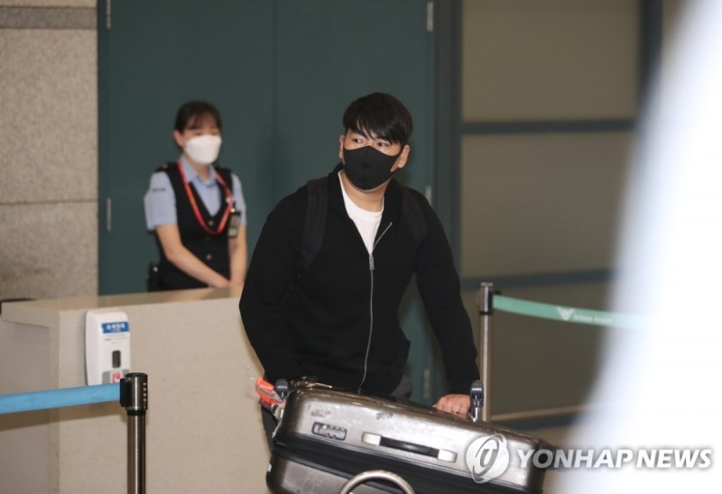 강정호가 5일 인천국제공항을 통해 입국했다. 그는 2주간의 자가격리를 거친 뒤 국내복귀를 위한 첫 관문인 사과 기자회견을 가질 예정이다.