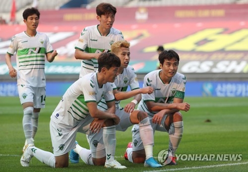 이동국의 골 세리머니(서울=연합뉴스) 신준희 기자 = 6일 서울월드컵경기장에서 열린 프로축구 FC서울과 전북 현대의 경기. 전북 현대 이동국이 골을 넣은 뒤 한쪽 무릎을 꿇고 세리머니를 하고 있다. 2020.6.6 hama@yna.co.kr