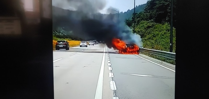 6월6일 발생한 더 뉴 그랜저 2.5 화재현장. 제보자 말에 의하면 이상 현상을 느낀지 1분만에 화재가 발생했다. / 사진 캡처 = 유튜버 인싸K 영상