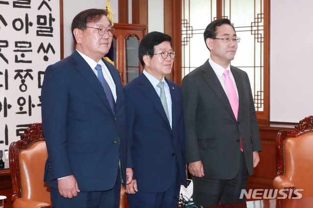 박병석 신임 국회의장이 5일 오후 서울 여의도 국회 의장실에서 김태년 더불어민주당 원내대표, 주호영 미래통합당 원내대표와 회동하고 있다.