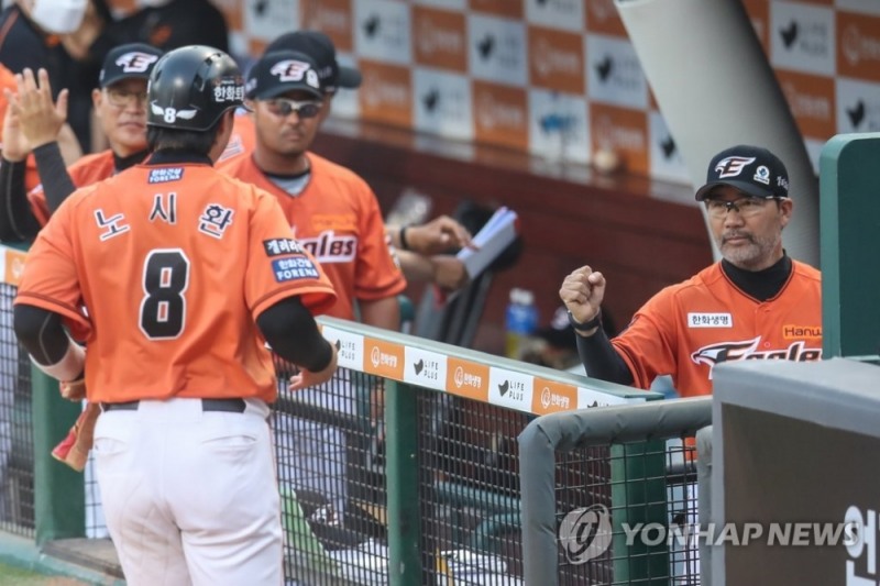 노시환의 적시타로 1점을 만회하자 한화 한용덕 감독이 주먹을 불끈 들어 환영해 주고 있다. 이미 이때 그는 사퇴의사를 굳히고 있었을까?