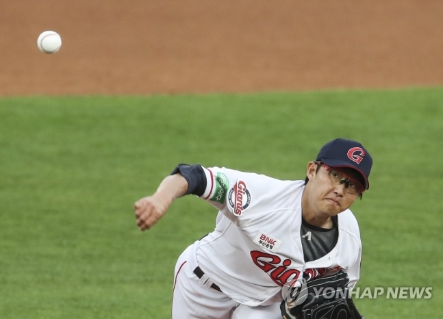 롯데 박세웅이 올시즌 4패끝에 친정팀을 상대로 첫 승리를 따냈다.
