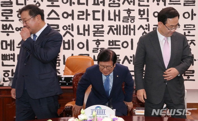 박병석 국회의장과 김태년(왼쪽) 더불어민주당 원내대표, 주호영(오른쪽) 미래통합당 원내대표가 7일 오후 국회 의장실에서 회동 전 기념촬영을 마치고 자리로 향하고 있다.